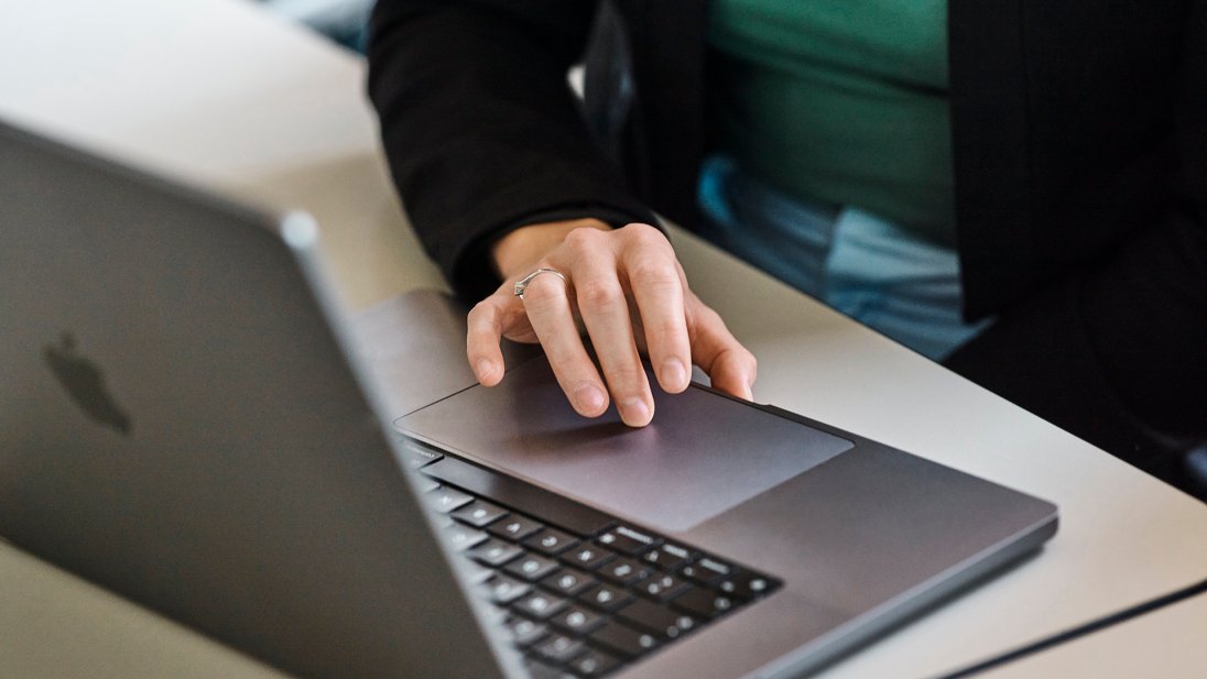 person med laptop