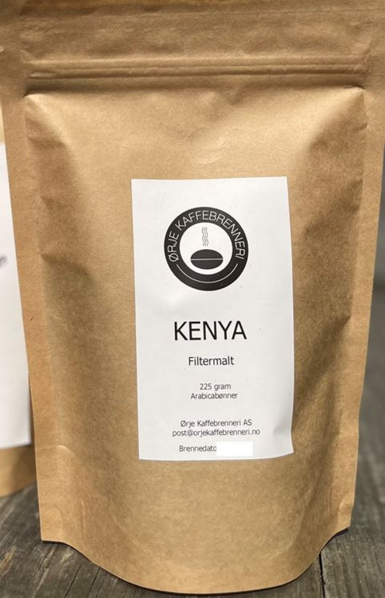 Kaffepose i naturfarget papir og hvit emballasje med Ørkje kaffebrenneri logo og navnet Kenya.