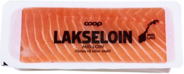 Laks i hvit plast emballasje med produktmerking i svart.