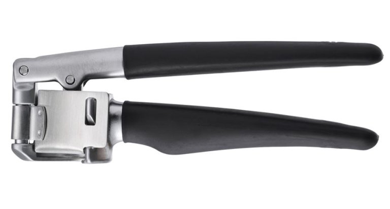 Hvitløkspresse i metall med svart håndtak.